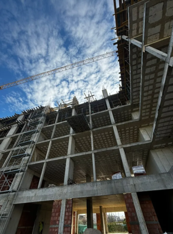 🏠 Shitet Apartament 2+1 – Qendër Kamëz