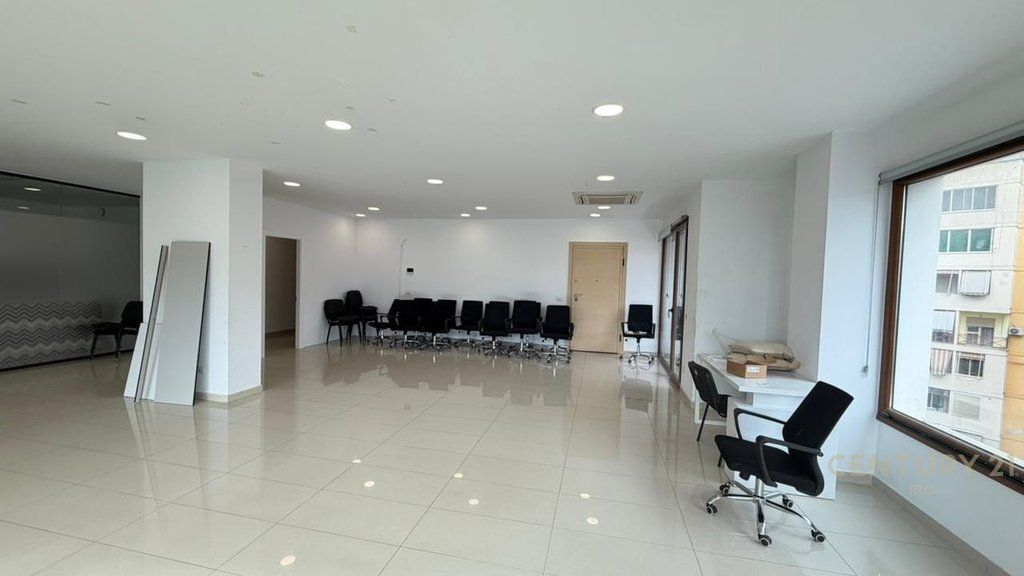 ZYRA ME QERA TEK HILTON, PRANE DELIJORGJIT