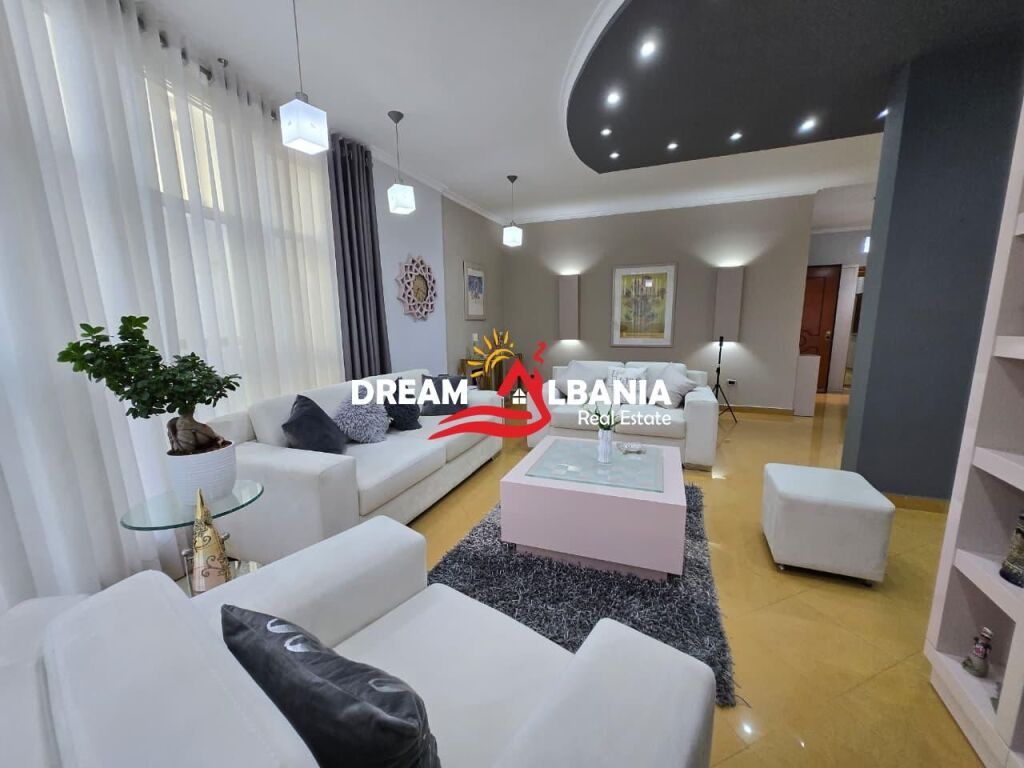 Si affitta una villetta a schiera in Via Elbasanit, Tirana (ID 4251434).