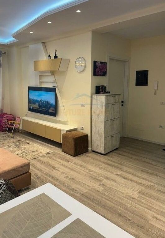 Shitet, Apartament 1+1 , Komuna e Parisit ,Tiranë.
