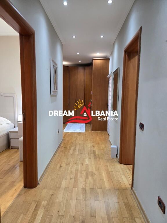 Si affitta una villetta a schiera in Via Elbasanit, Tirana (ID 4251434).