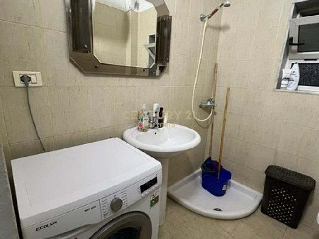 APARTAMENT 1+1 + KUZHINE TE VECUAR PER QIRA, LULISHTJA 1 MAJI. Prane Stadiumit Dinamo