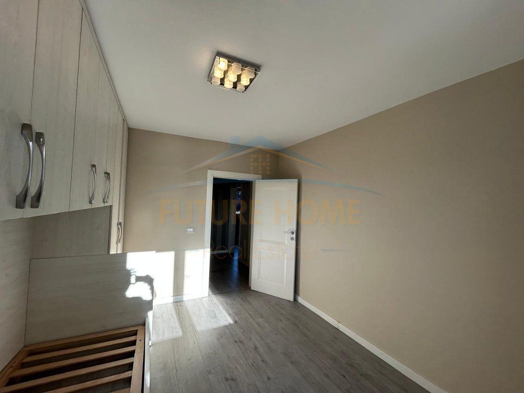 Shitet Apartament 2+1, Rruga e Portit, Durrës