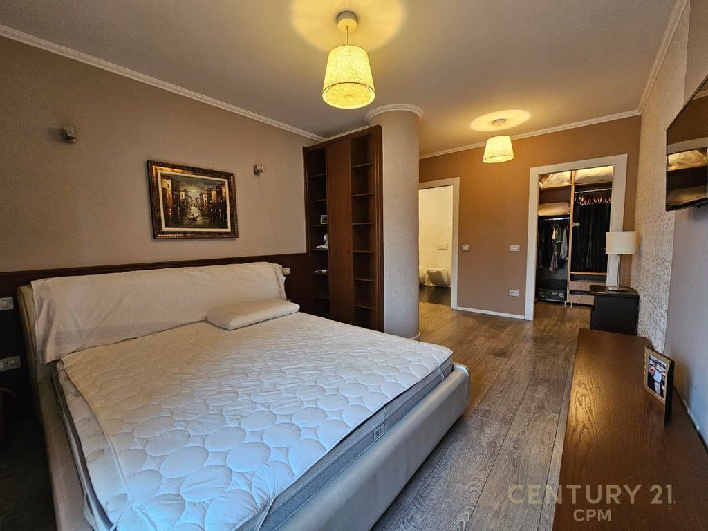 Super appartamento 3+1+2 in vendita di fronte a Kompleksi Delijorgji, in una delle zone più dinamiche di Tirana.