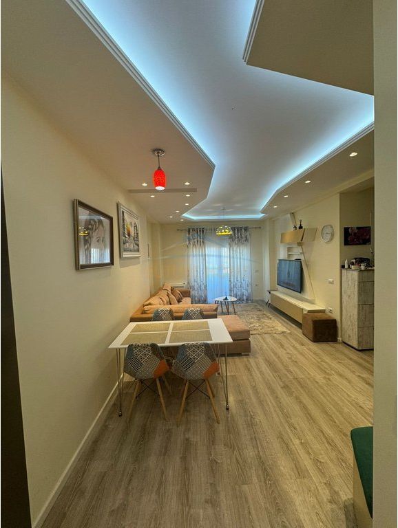 Shitet, Apartament 1+1 , Komuna e Parisit ,Tiranë.