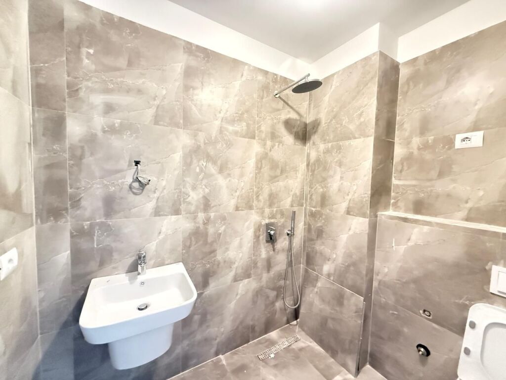 🏢 APARTAMENT ME QIRA PËR ZYRA – QENDËR, TIRANË