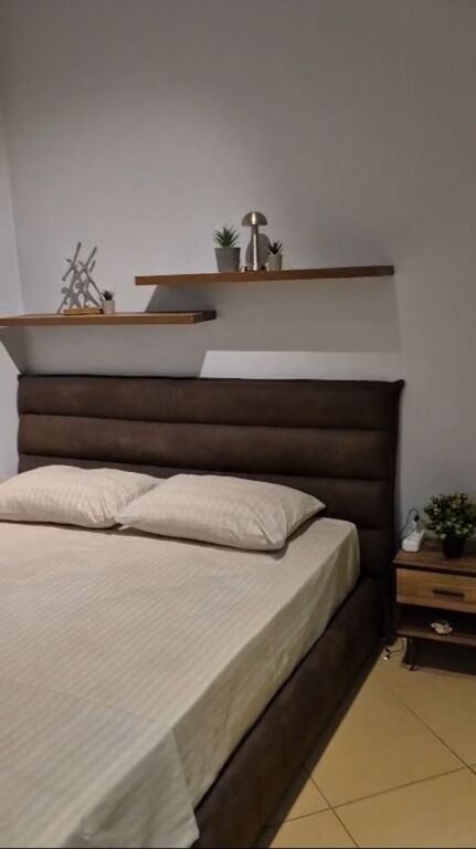 Jepet me qira studio-apartament në Vlorë, zona Skele !