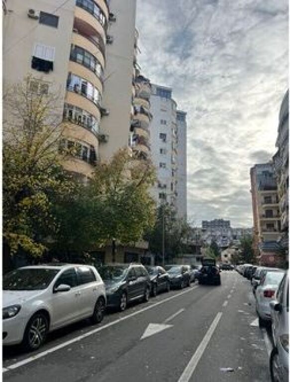 ---Apartament 2+1+2 ne shitje tek Komuna e Parisit----