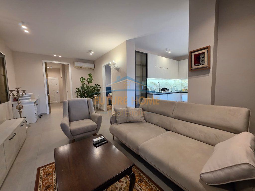 Affitto, Appartamento 1+1 a Komuna e Parisit! 900 €