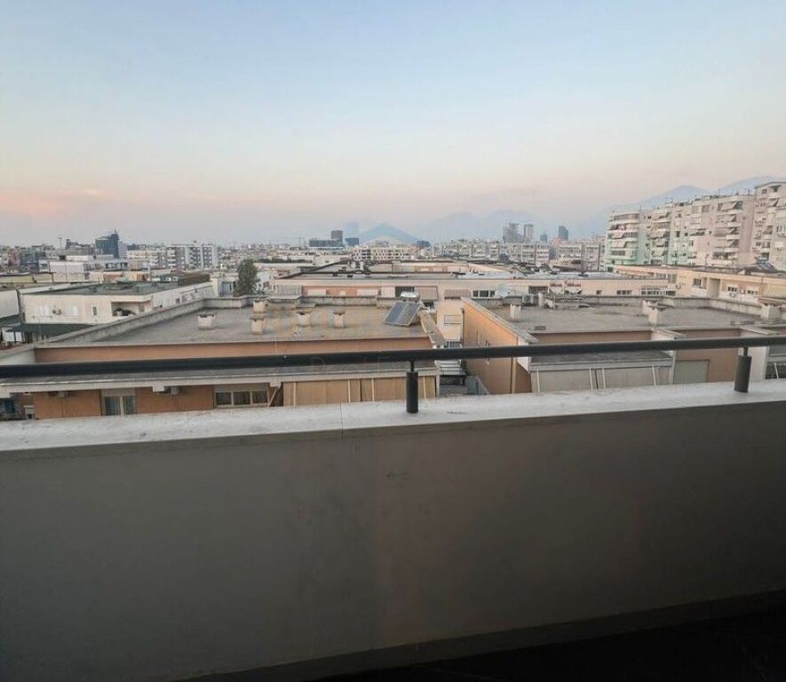 Shitet, Apartament 1+1 , Komuna e Parisit ,Tiranë.