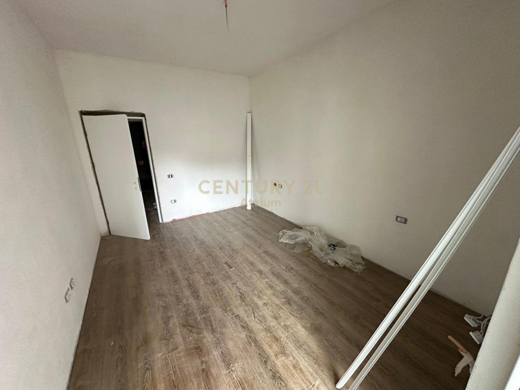 APARTAMENT 1+1 PER SHITJE TE PORTA TIRANA E RE !
