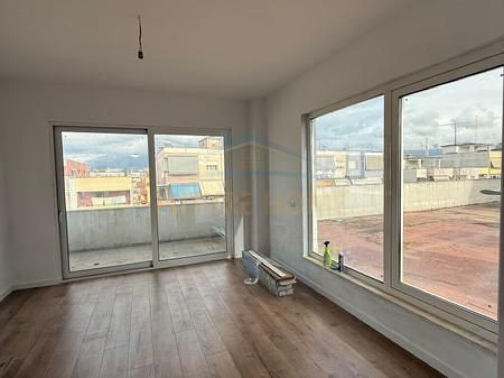 Shitet , Apartament 2+1+Verande,Unaza e re , Tirane