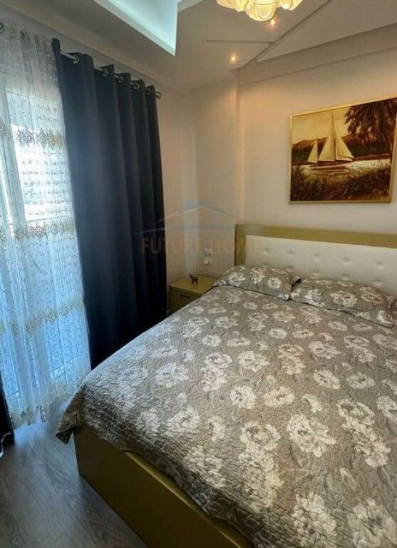 Shitet, Apartament 1+1 , Komuna e Parisit ,Tiranë.