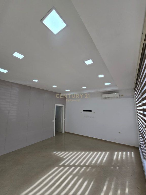 LOCALE COMMERCIALE IN VENDITA VICINO AL PALAZZO CON FRECCIA