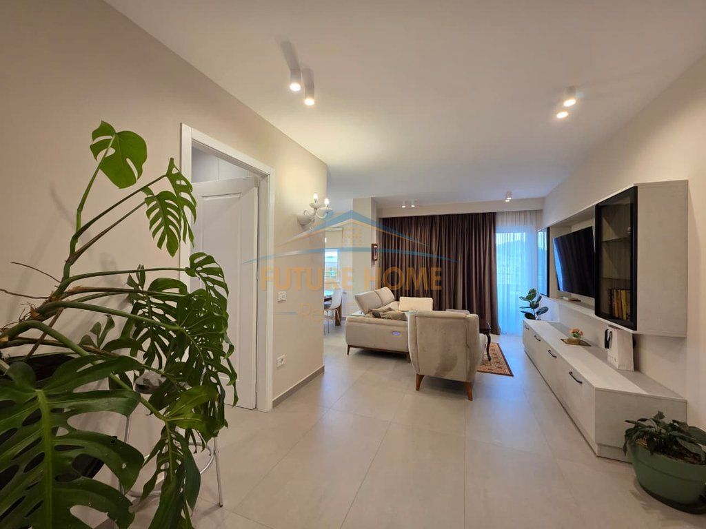 Affitto, Appartamento 1+1 a Komuna e Parisit! 900 €