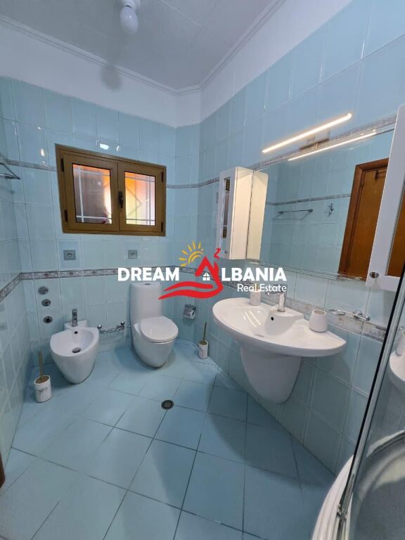 Si affitta una villetta a schiera in Via Elbasanit, Tirana (ID 4251434).