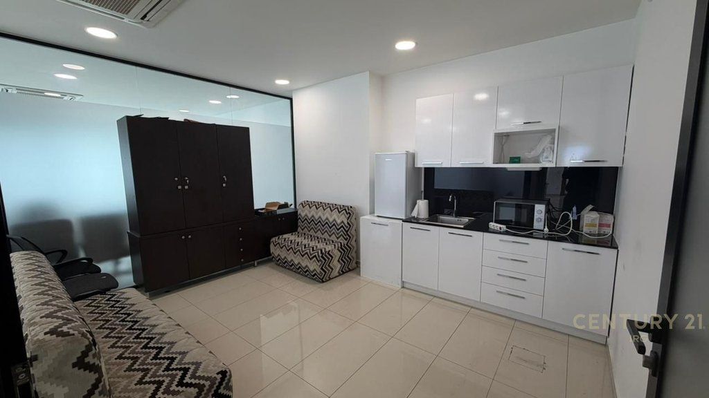 ZYRA ME QERA TEK HILTON, PRANE DELIJORGJIT