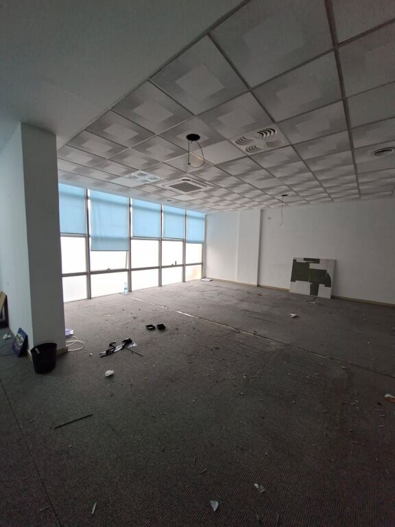 VENDITA AMBIENTE COMMERCIALE VICINO A MYSLYM SHYRI 200 M2