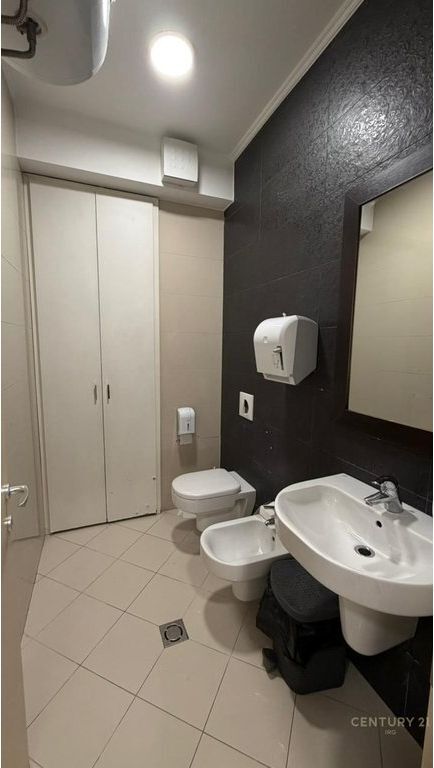 ZYRA ME QERA TEK HILTON, PRANE DELIJORGJIT