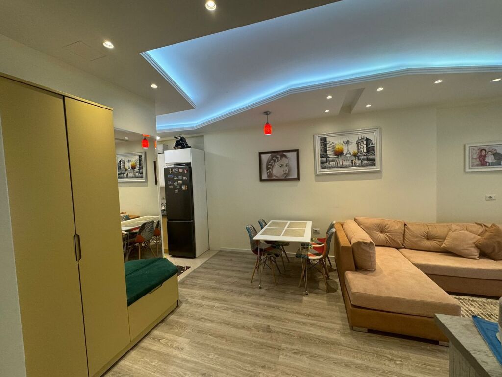 🏡 Apartment 1+1 FOR SALE 📍 At Komuna e Parisit, near Kristal Center💶 Price: 215,000 €