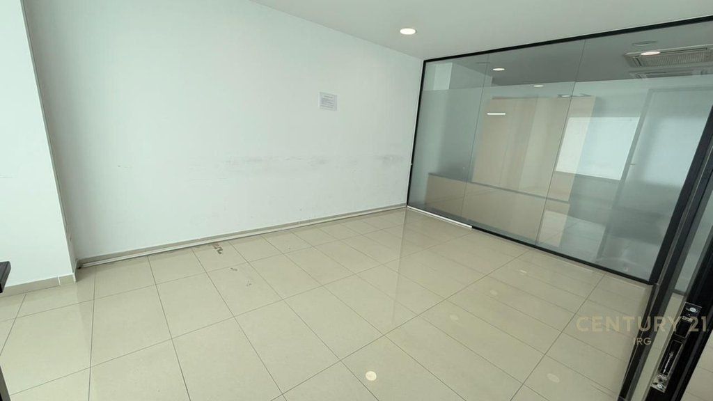 ZYRA ME QERA TEK HILTON, PRANE DELIJORGJIT