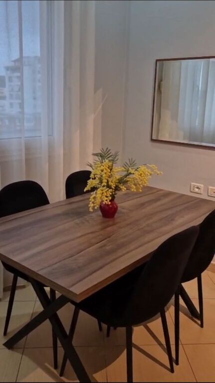 Jepet me qira studio-apartament në Vlorë, zona Skele !