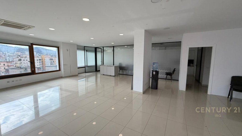 ZYRA ME QERA TEK HILTON, PRANE DELIJORGJIT