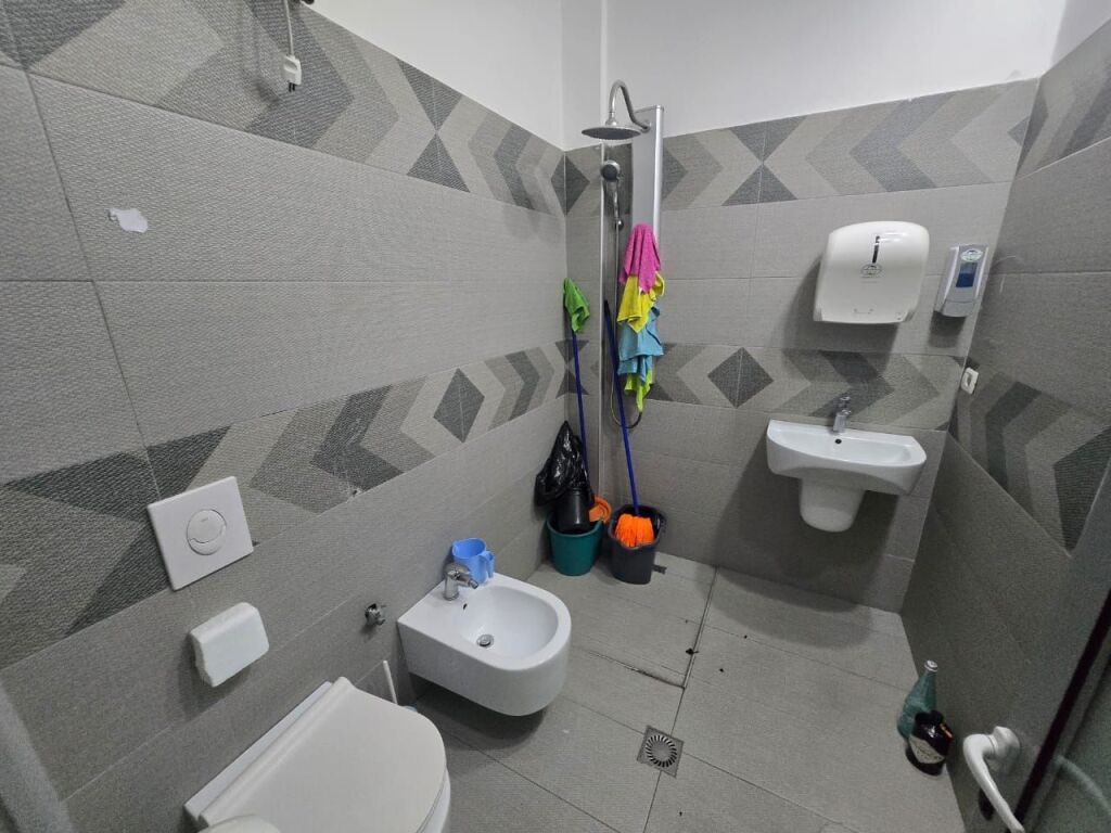 Jepet me qira ambient biznesi në zonën e Ish Ekspozitës, pranë Pallati i Ekspozitave, një ndër zonat më të favorshme të Tirana.