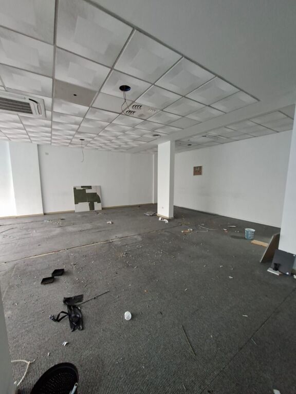 VENDITA AMBIENTE COMMERCIALE VICINO A MYSLYM SHYRI 200 M2