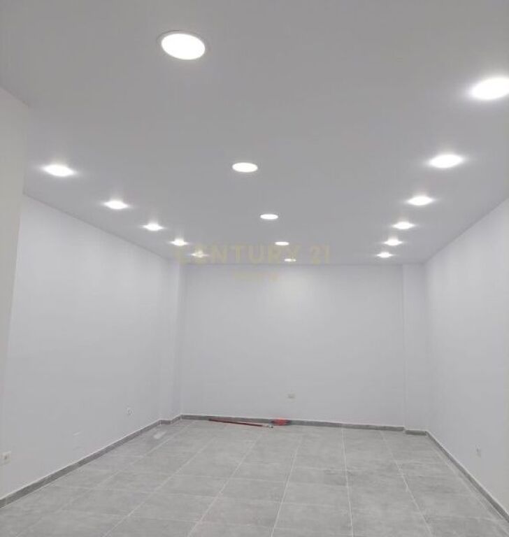 Ambient komercial ne shitje buze rruge ne Fresk