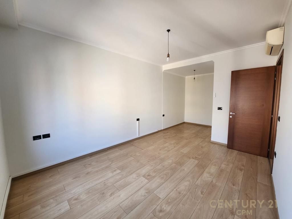 Ambjent per zyra pranë kompleksit Delijorgji