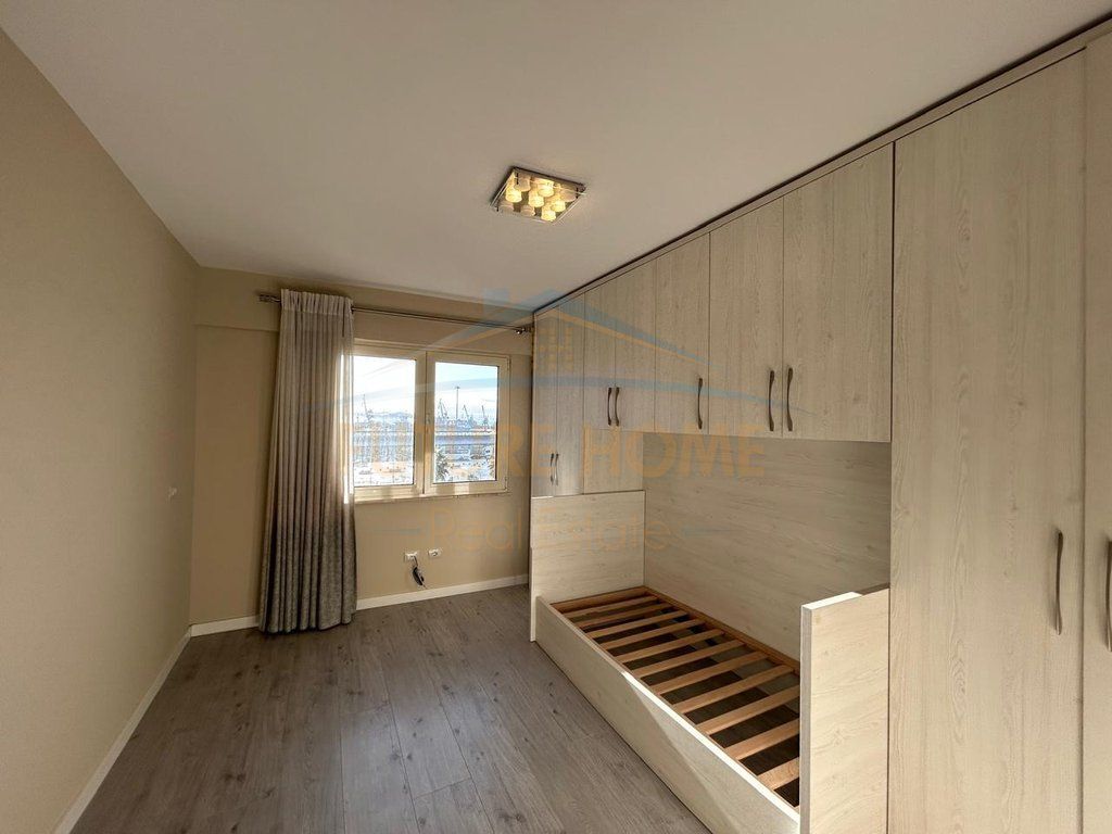 Shitet Apartament 2+1, Rruga e Portit, Durrës