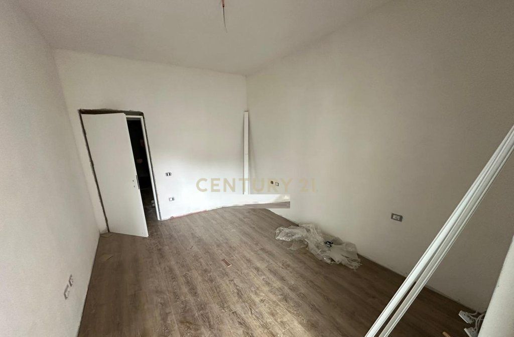APARTAMENT 1+1 PER SHITJE TE PORTA TIRANA E RE !