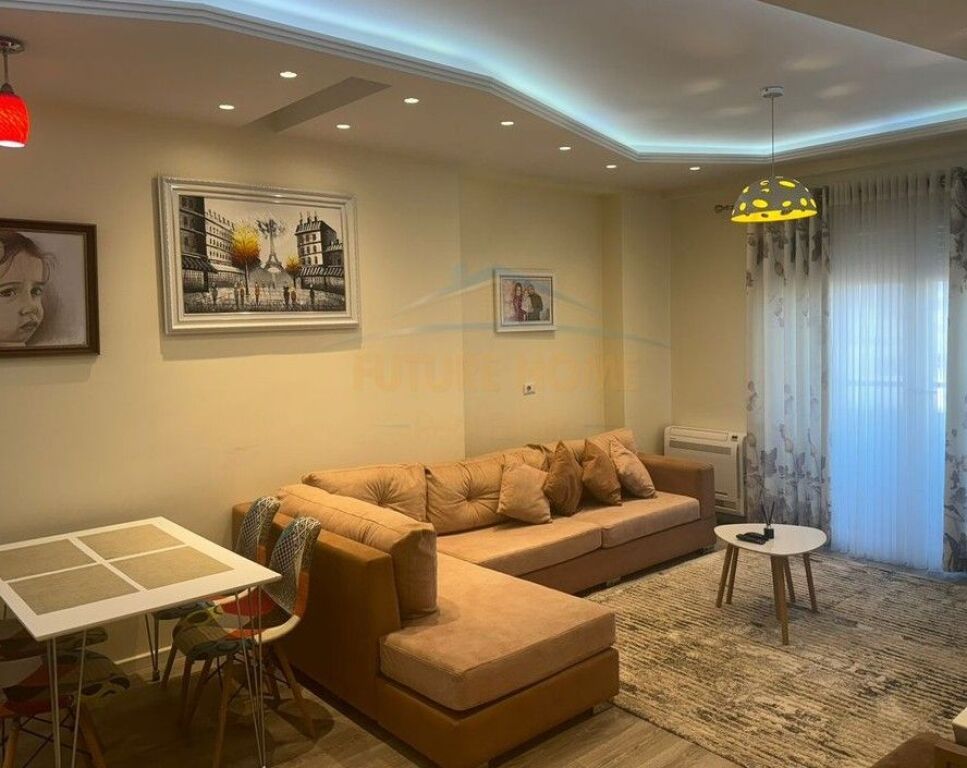 Shitet, Apartament 1+1 , Komuna e Parisit ,Tiranë.