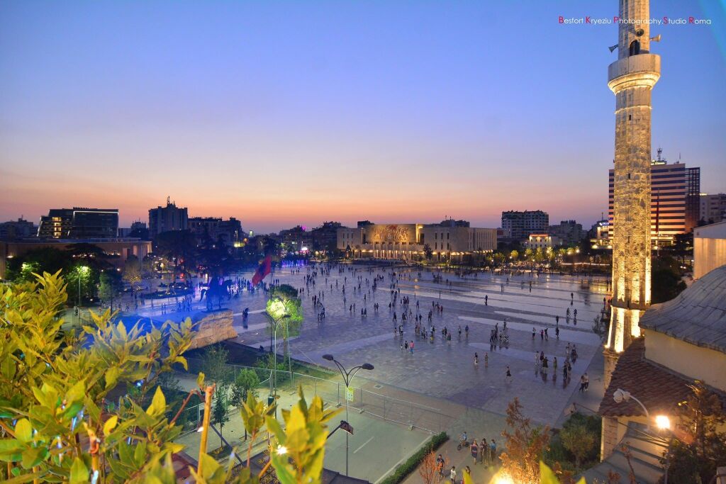 NEL CENTRO DI TIRANA, VICINO ALLA GALLERIA