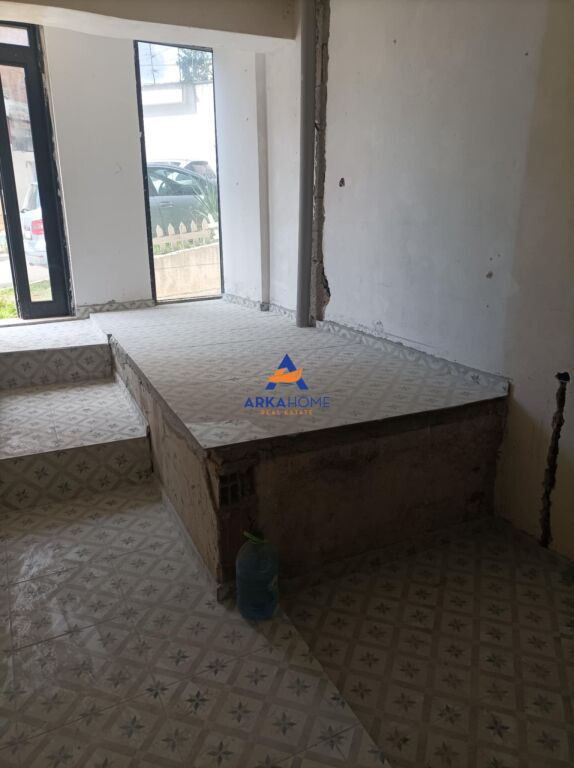 SHOP FOR SALE 50 M2 "BRACELET AREA NEAR MATERNITY" 100000 EURO