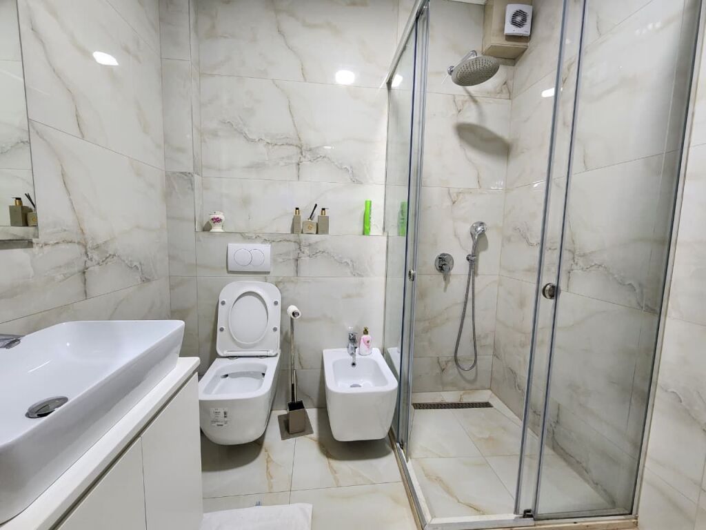 Jepet me Qera: Ultra Apt. 2+1+2wc &amp; 1 P. Parkimi ( 📍Qendër / Toptani ) Hera e parë me qera || 100% e re ✨️ 1200€ / Muaji 💶
