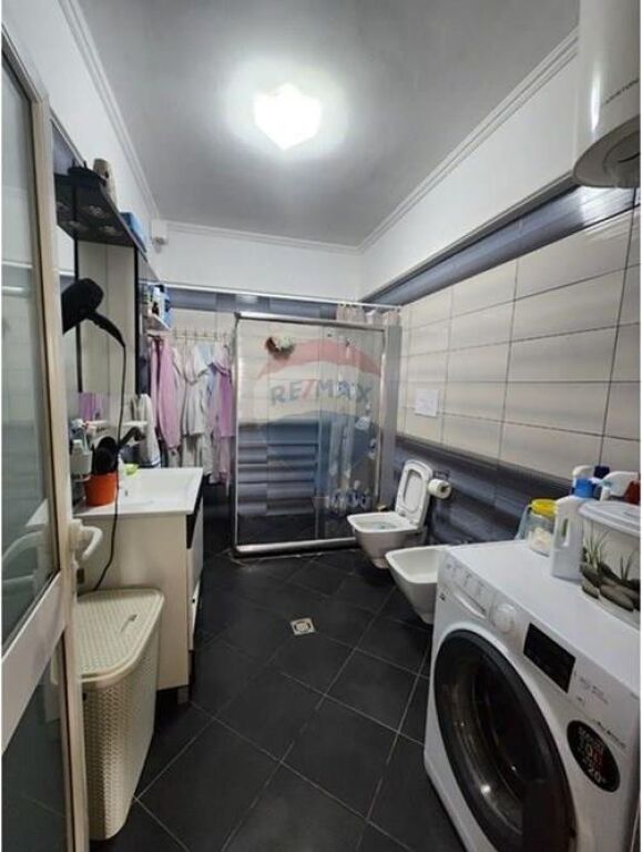Shitet Apartament 3+1 në Rrugën Peti, pranë Liqenit të Thatë.