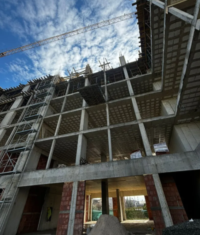 🏠 Shitet Apartament 2+1 – Qendër Kamëz