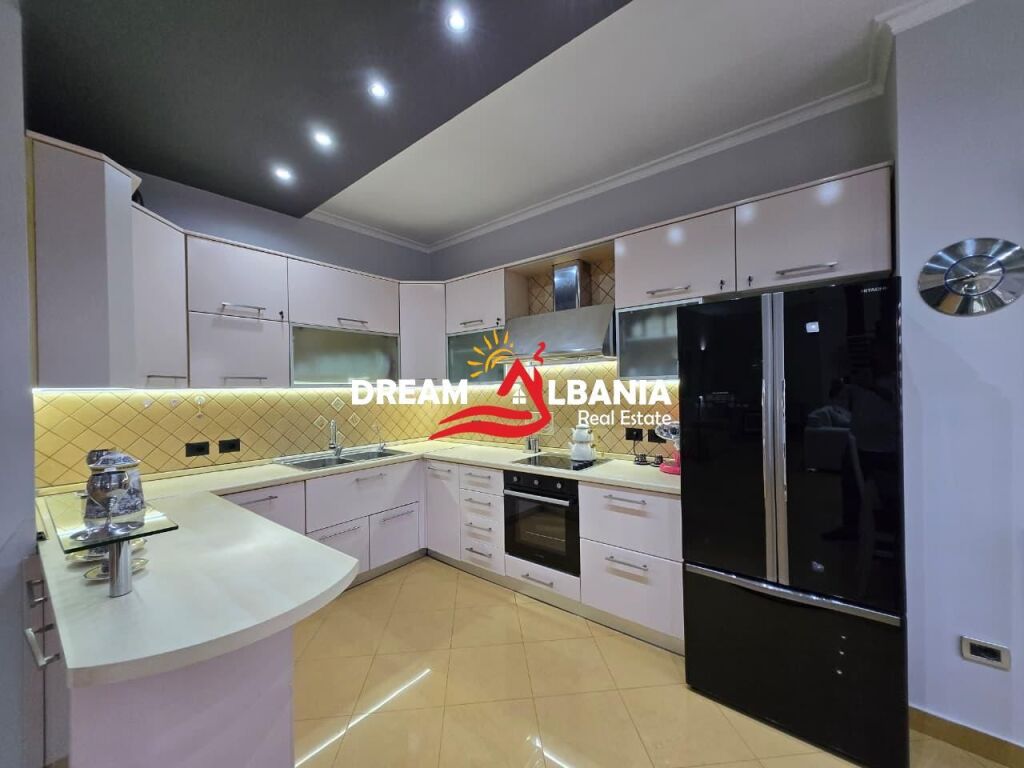 Si affitta una villetta a schiera in Via Elbasanit, Tirana (ID 4251434).