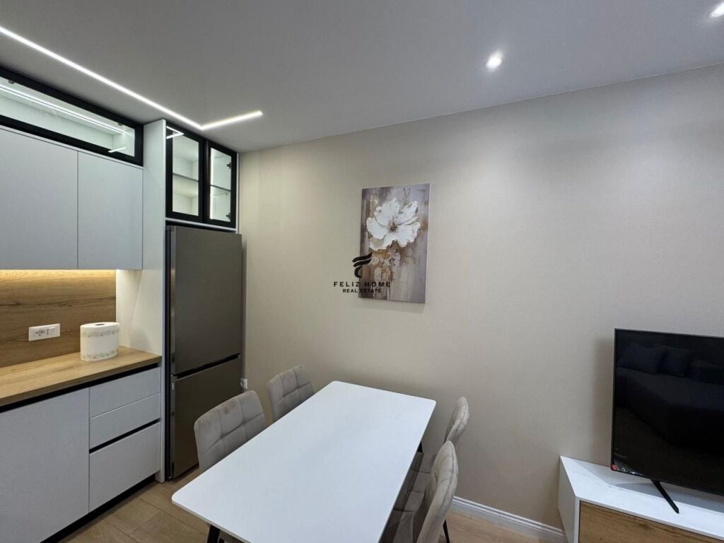 VENDESI APPARTAMENTO 2+1  MYSLYM SHYRI 260.000 EURO