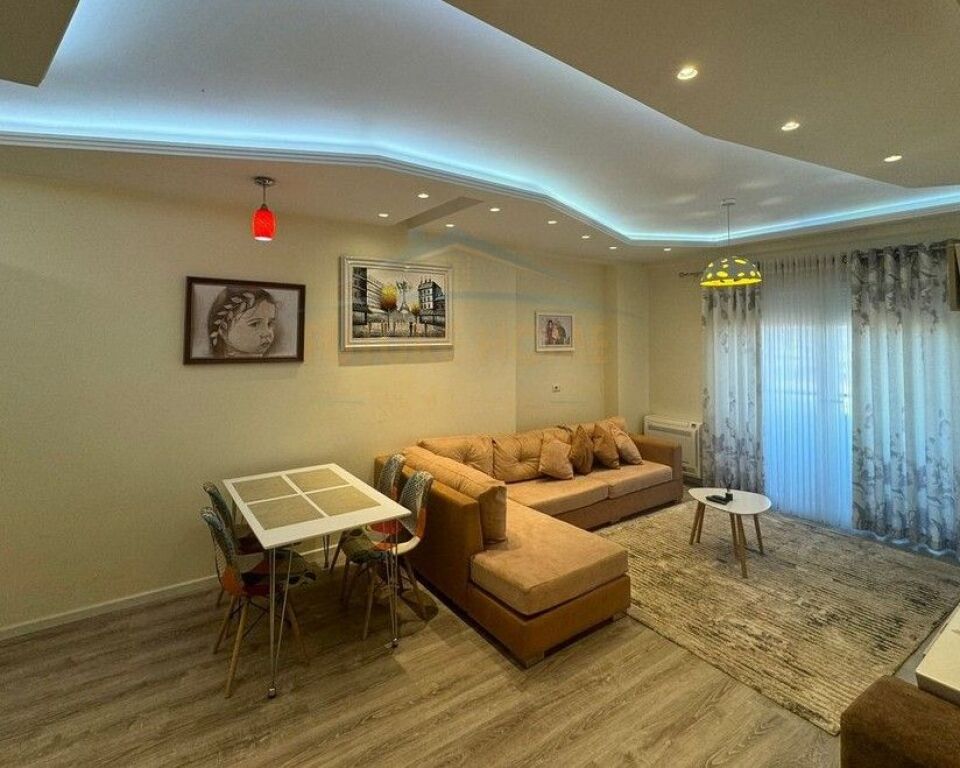 Shitet, Apartament 1+1 , Komuna e Parisit ,Tiranë.