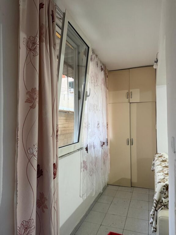 Apartament 1+1 per qera pran stadiumit