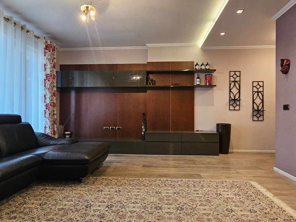 Super appartamento 3+1+2 in vendita di fronte a Kompleksi Delijorgji, in una delle zone più dinamiche di Tirana.