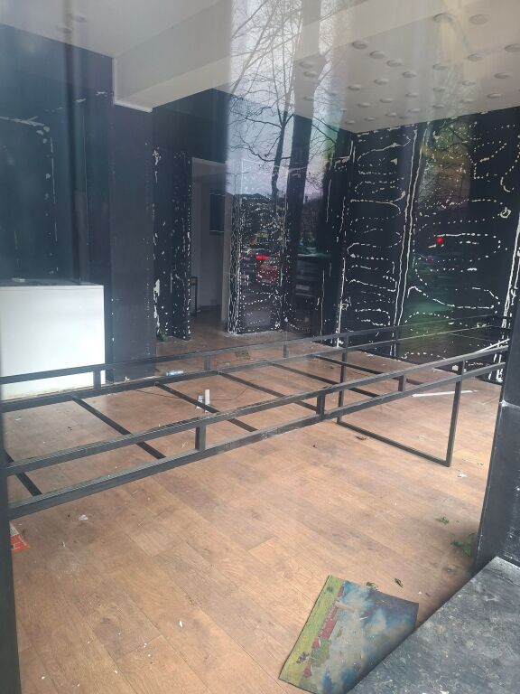 DYQAN ME QIRA 130 M2 BUZE RRUGES. TE GJYKATA