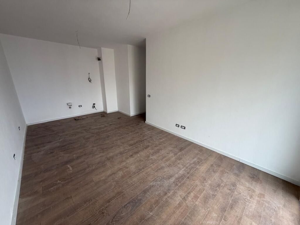 Jepet me qira ambient për zyra Golden Tower Residence Mine Peza