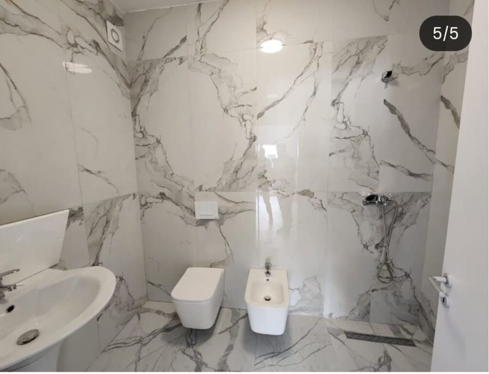 ZYRE ME QERA 100 M2 ZOGU I ZI 100.000 LEKE