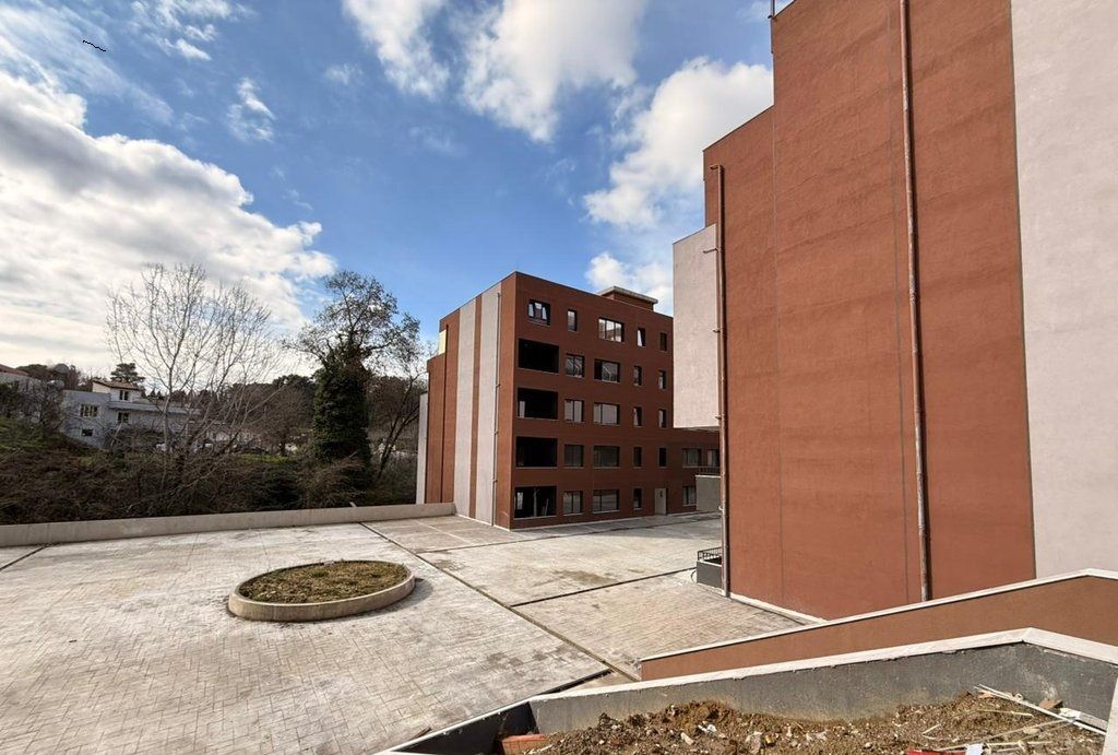 SHESIM 2+1+2 TEK KOMPLEKSI XHELUKS PRANE XIBRAKUT, RR. ELBASANIT !