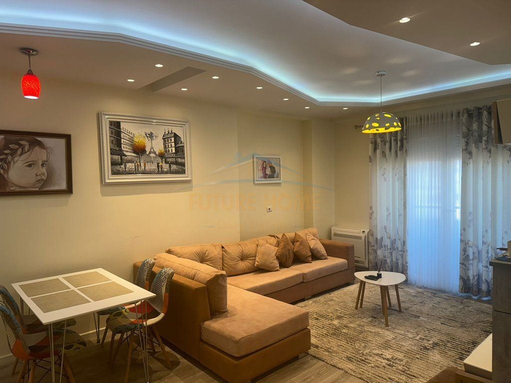 Shitet Apartament 1+1, Komuna e Parisit