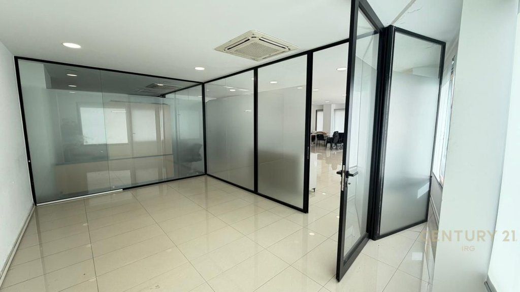 ZYRA ME QERA TEK HILTON, PRANE DELIJORGJIT